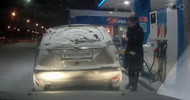 بالفيديو: عندما تملأ المرأة سيارتها بالوقود